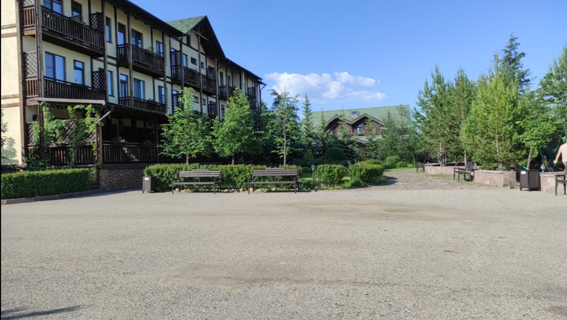 Просторная площадь перед корпусом.