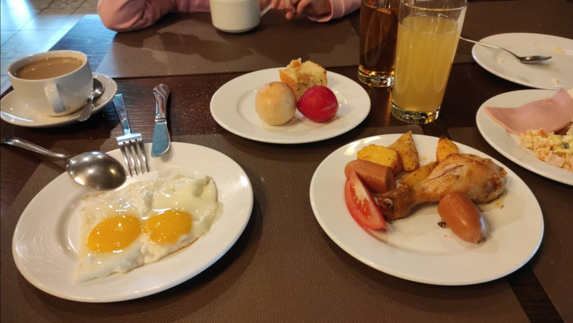 Завтрак включен в стоимость: шведский стол, который нравится детям и взрослым.