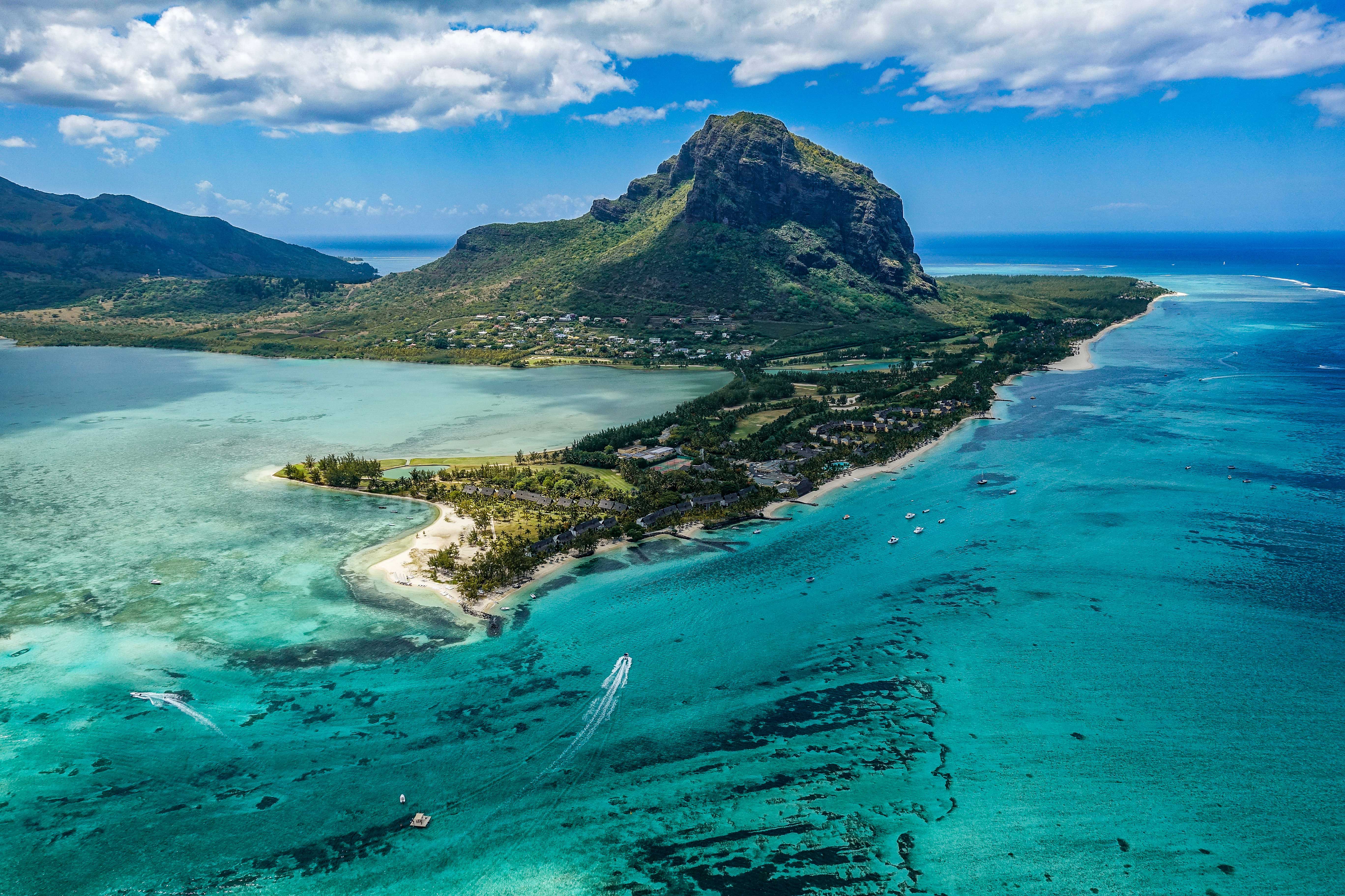 Полуостров Ле-Морн-Брабан с базальтовой скалой причудливой формы и изогнутой береговой линией считается одним из символов Маврикия.