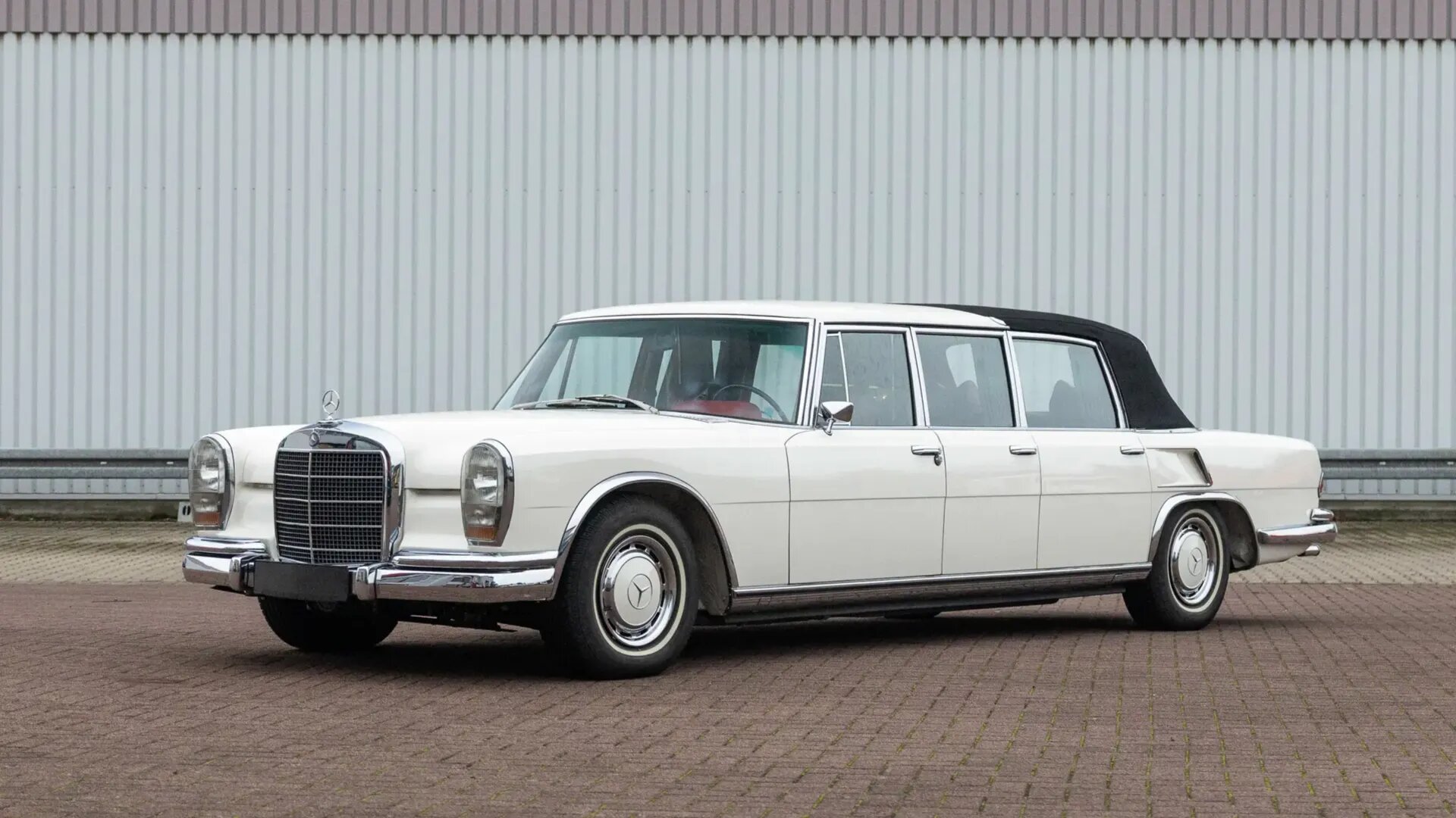 Редчайший Mercedes-Benz 600 Pullman Landaulet 1974 года могут продать минимум за 1,3 миллиона евро