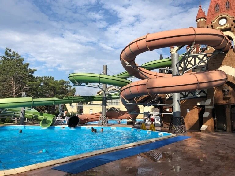 Комплекс водных горок выполнен в виде сказочного дворца —
вряд ли дети смогут остаться равнодушными.