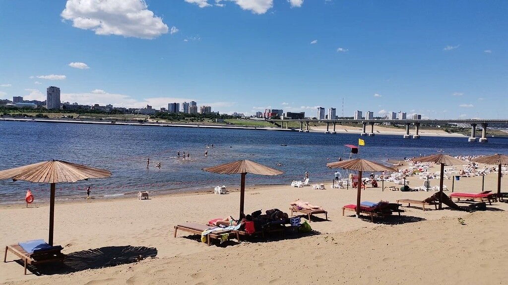 Пляж «Бобры» оборудован всем необходимым для отдыха на
берегу Волги.