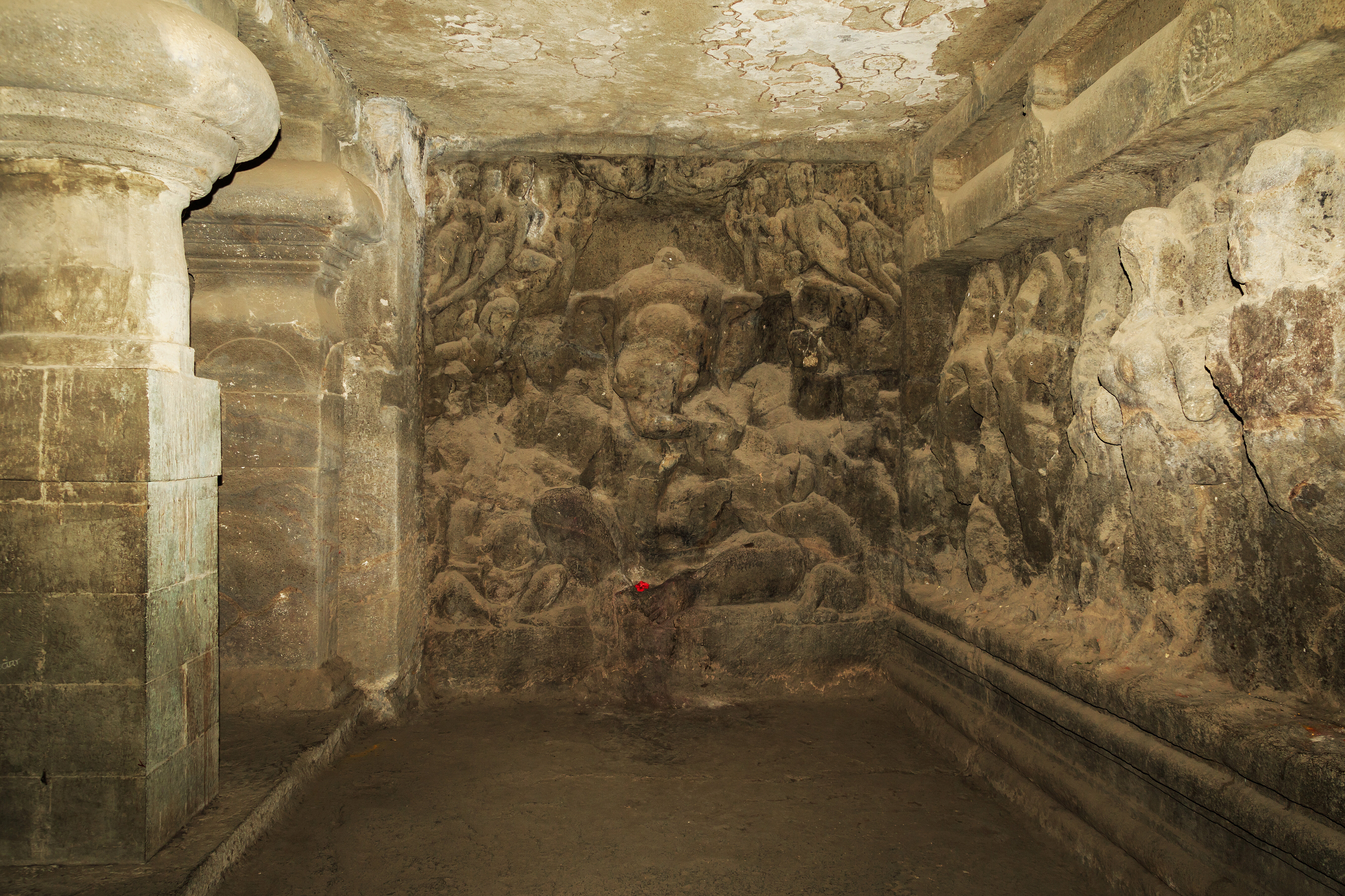 Изображение бога Ганеши, выбитое в
скале пещер Элефанта.