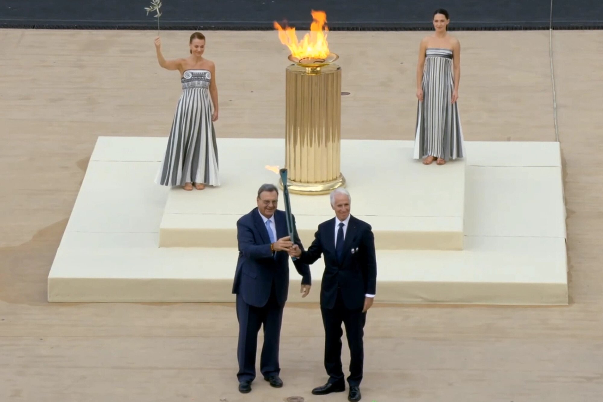 Италии вручили олимпийский огонь зимних Игр 2026 года