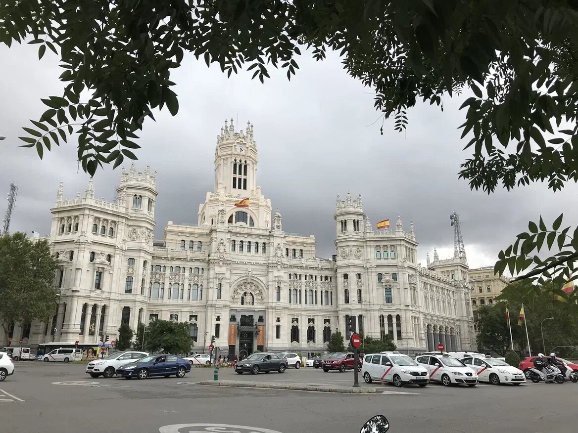 Здание бывшего Дворца связи — ныне мэрии Мадрида — признано
памятником архитектуры.