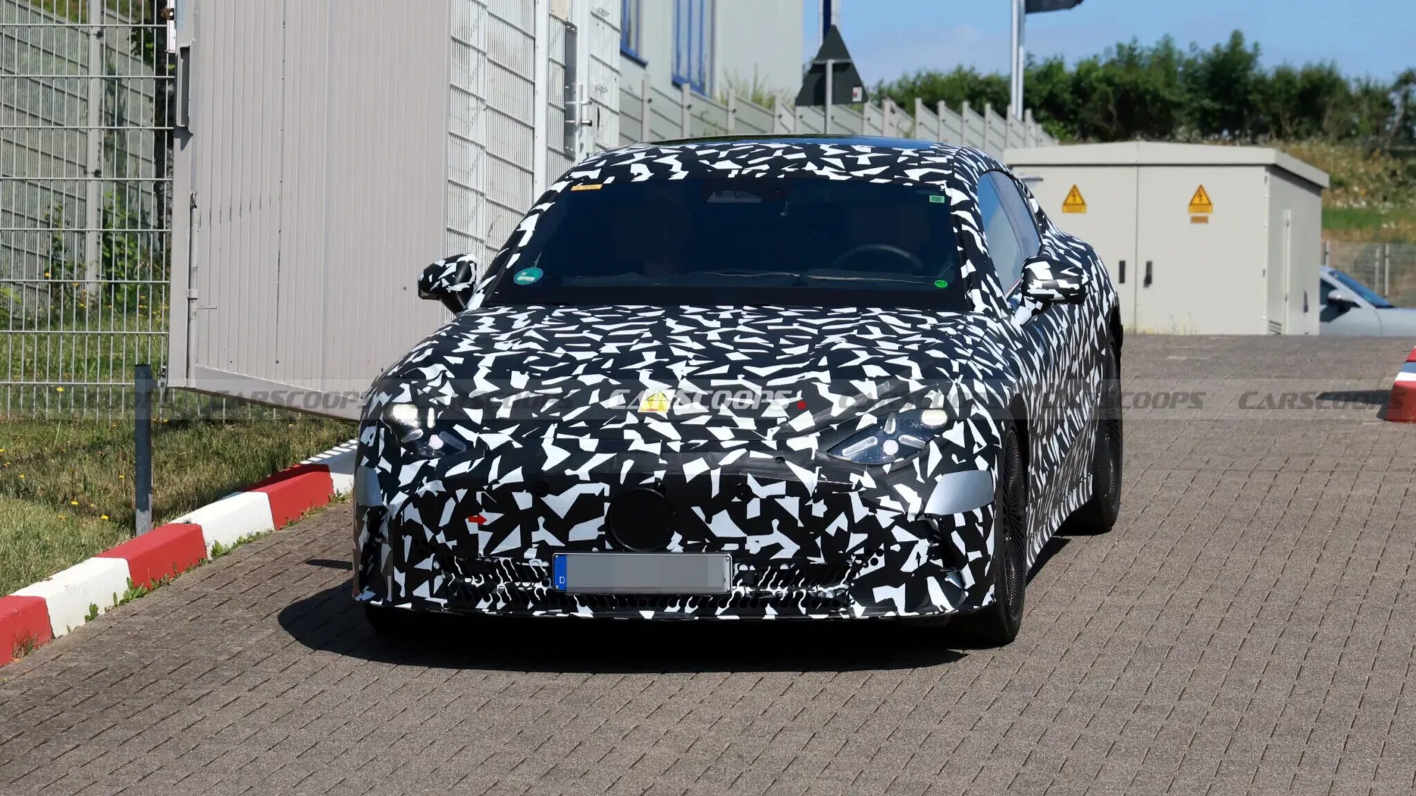 Фотошпионы заглянули внутрь сверхмощного электрокара Mercedes-AMG 