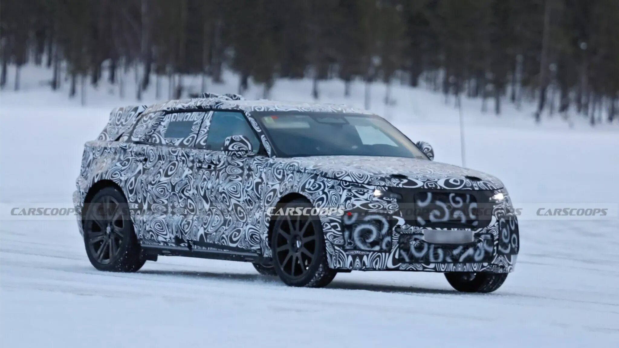 Новый электрокроссовер Range Rover впервые заметили на тестах