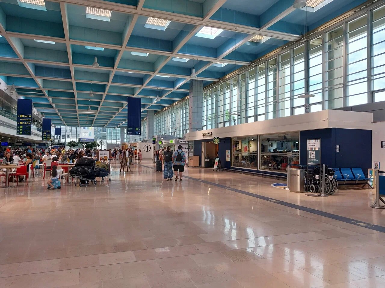 В аэропорту Мадрида есть рабочие зоны с зарядными устройствами, стульями и столами, а также место, где можно отдохнуть.