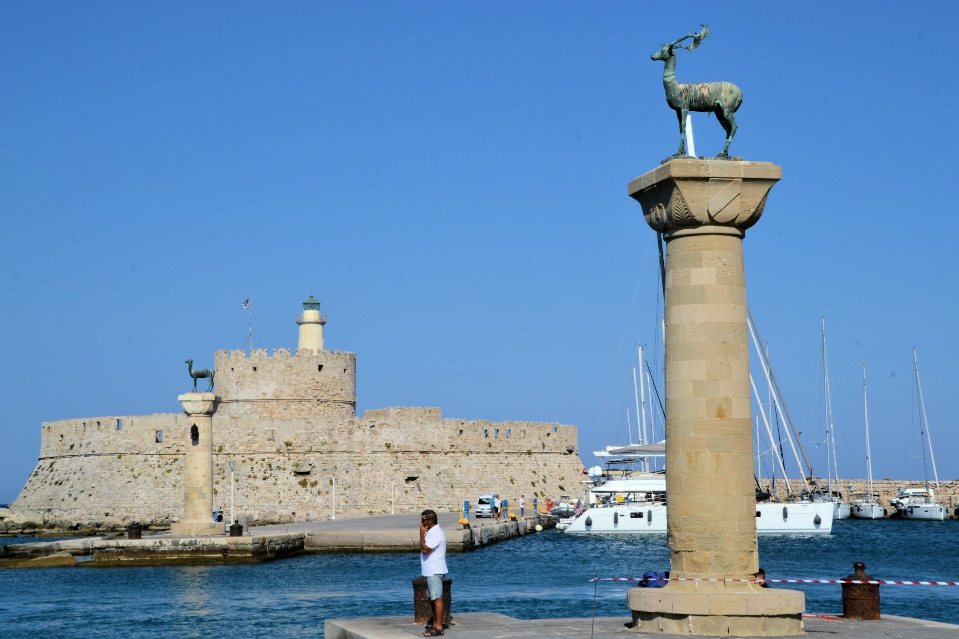 Скульптуры оленей на пирсах порта Родос установили в начале ХХ века.