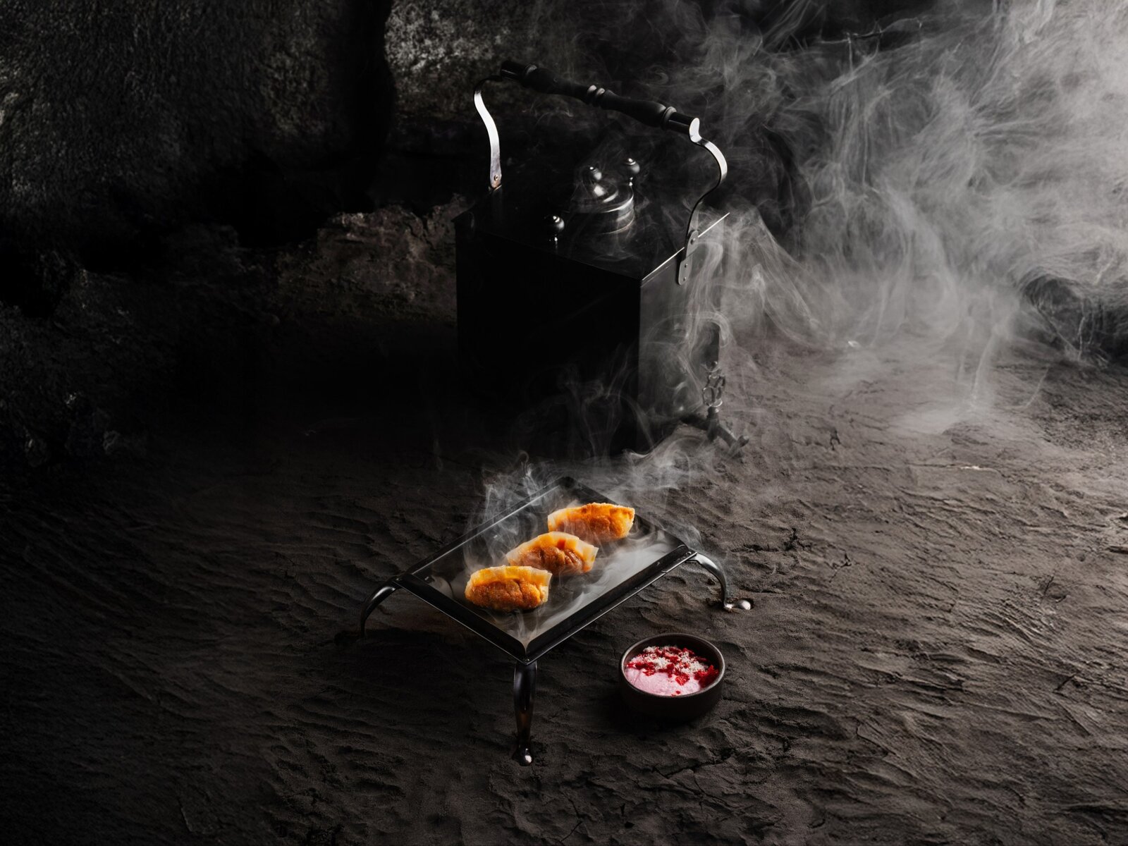 Гёдза с копчёной чавычей и соусом из окуней