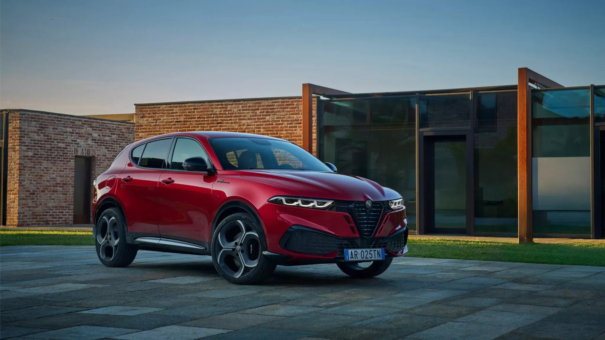 Кроссоверу Alfa Romeo Tonale доработали внешность и моторную гамму