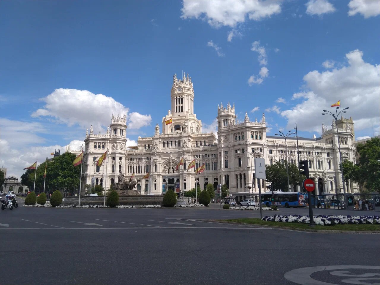 Это самая красивая площадь Мадрида в архитектурном плане.