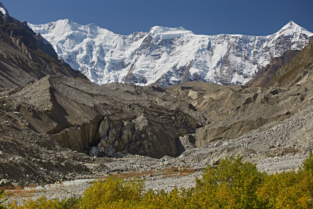 Безенгийская стена видна издалека и удивляет своей
неприступностью

