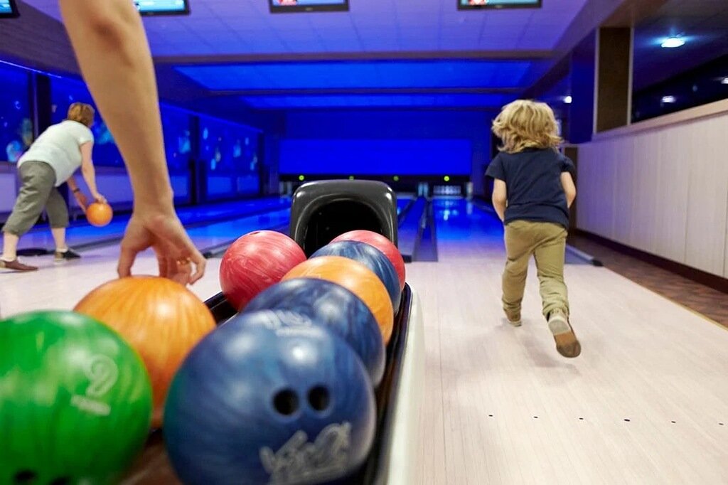 Поиграть в боулинг или на игровых автоматах могут и взрослые,
и дети.