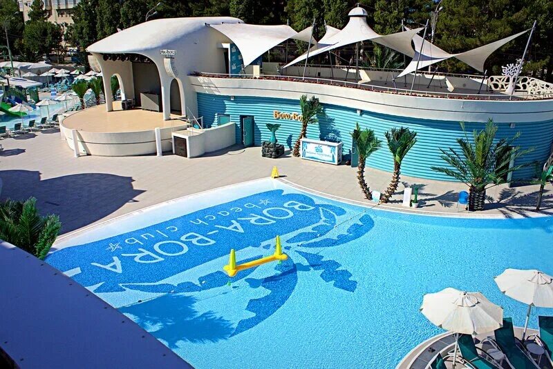 В субботу и воскресенье
рядом со сценой проходят детские мастер-классы по приготовлению любимых блюд:
пиццы, бургеров и молочных коктейлей.