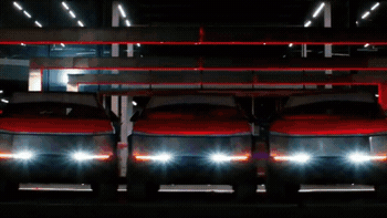 Пикапы Tesla Cybertruck устроили световое шоу