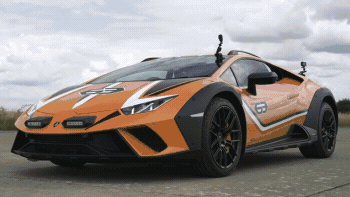 Внедорожные суперкары Porsche и Lamborghini сравнили в гонке (на асфальте)
