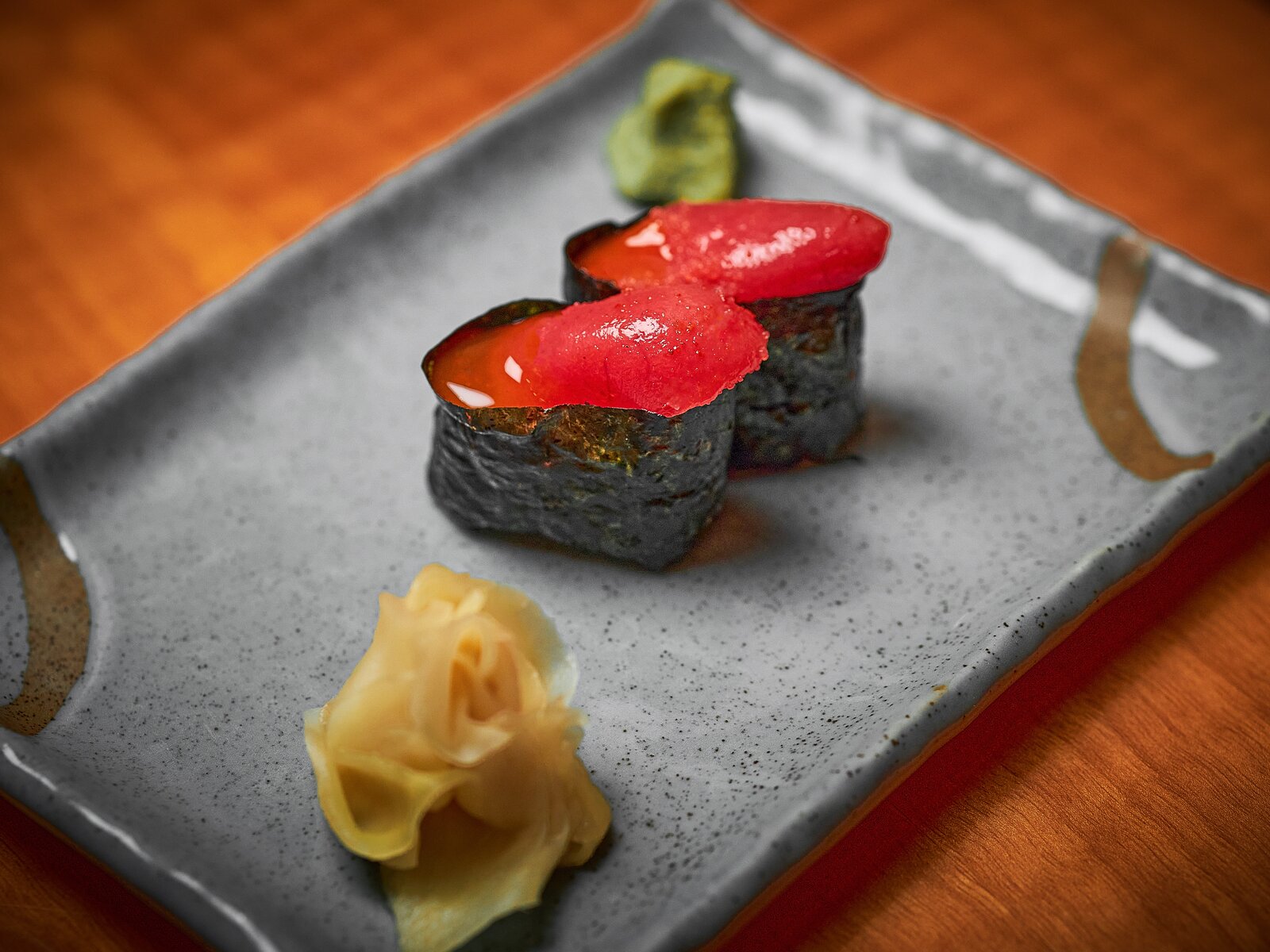 Гункан с икрой минтая