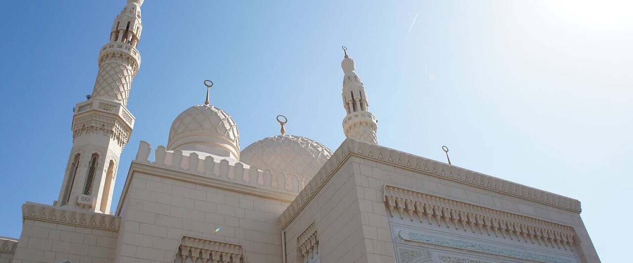 Мечеть Джумейра выглядит фантастически — элементы украшений на ней
делают здание ажурным и изящным.