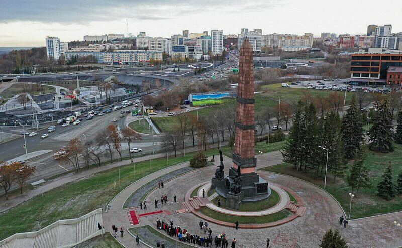 Со смотровой площадки у памятника можно увидеть часть набережной, Сочинскую улицу и реку Белую.