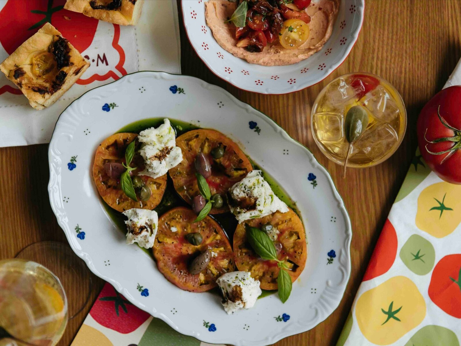 Капрезе с жёлтыми томатами с моцареллой ди буффало, таджасскими оливками и соусом песто 