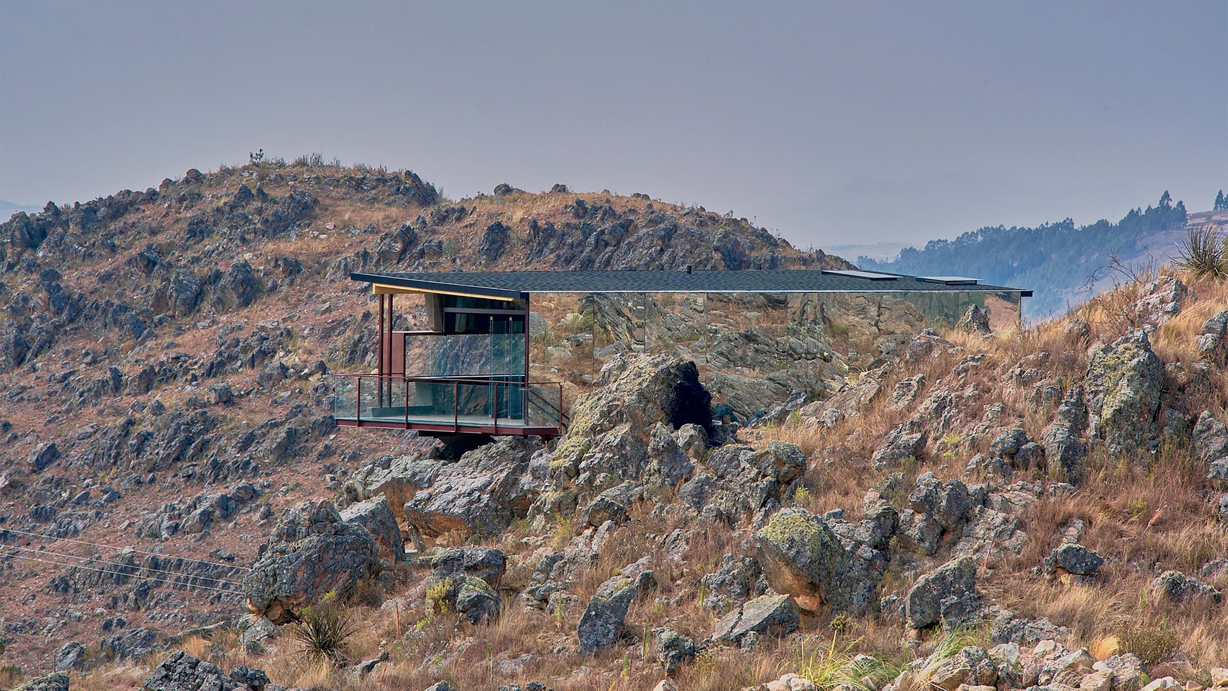 Хижина из стекла, отражающая скалы Анд: фотопост