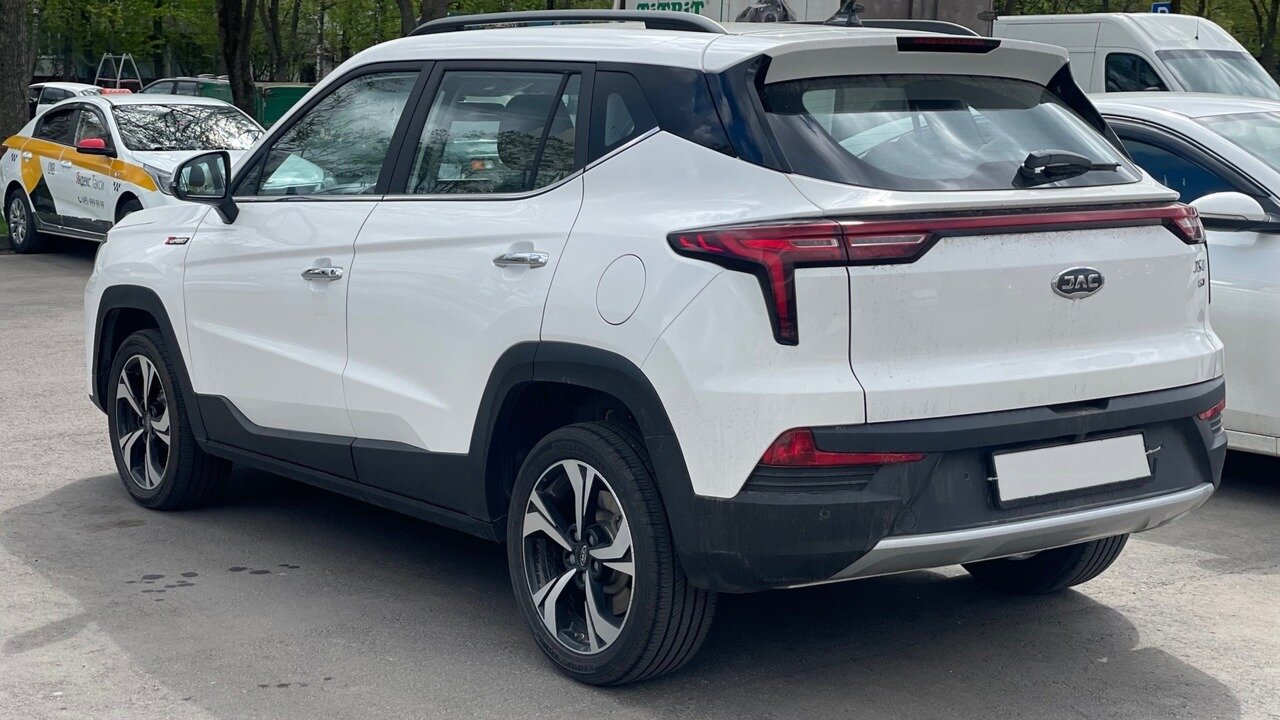Кроссовер JAC JS4 уже появился у российского дилера, но начала продаж ...