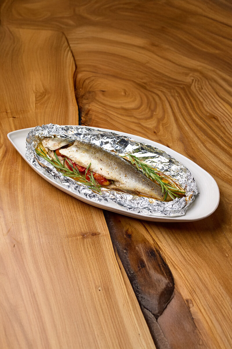Сибас, запечённый в конверте, с томатами и ароматными травами