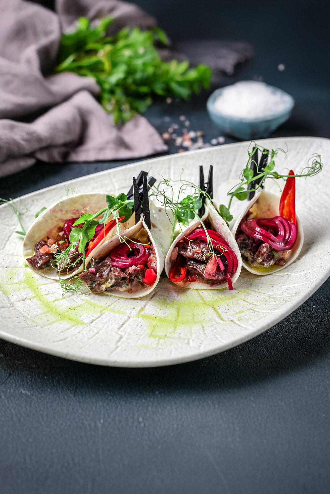 Тако с тунцом, яйцом, ростбифом и карамельным луком