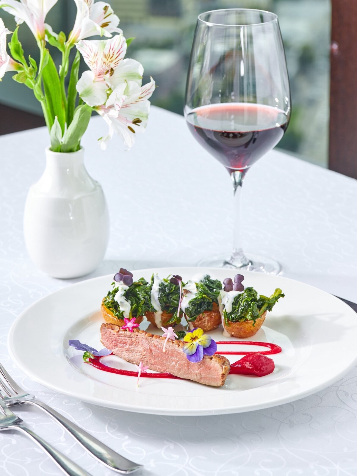 Утиная грудка магре с молодым картофелем и шпинатом