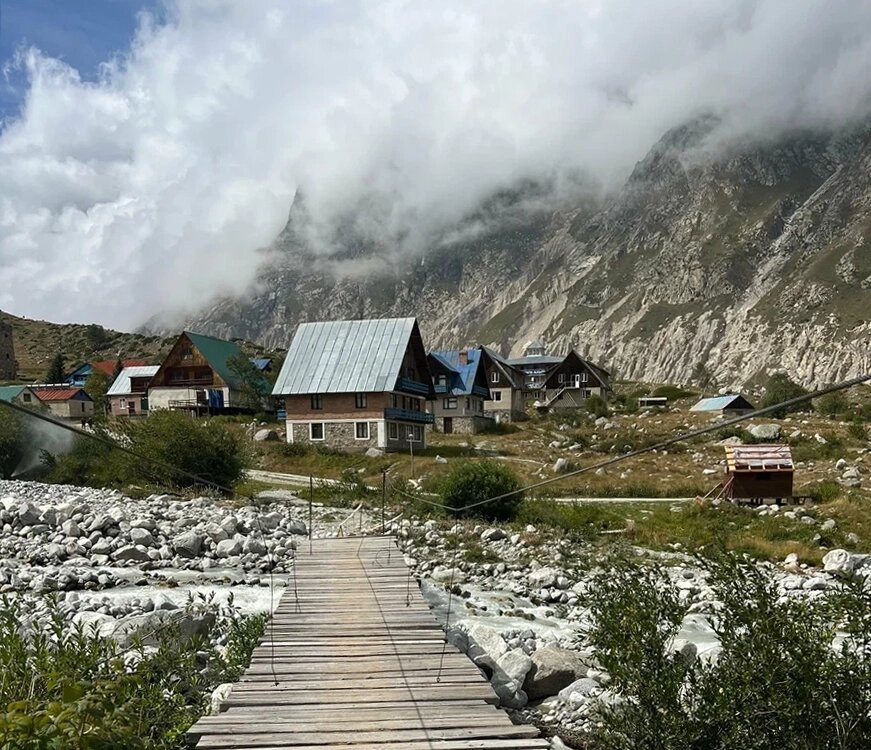 Альплагерь «Безенги» с 1959 года гостеприимно встречает всех увлечённых альпинизмом и горным туризмом.