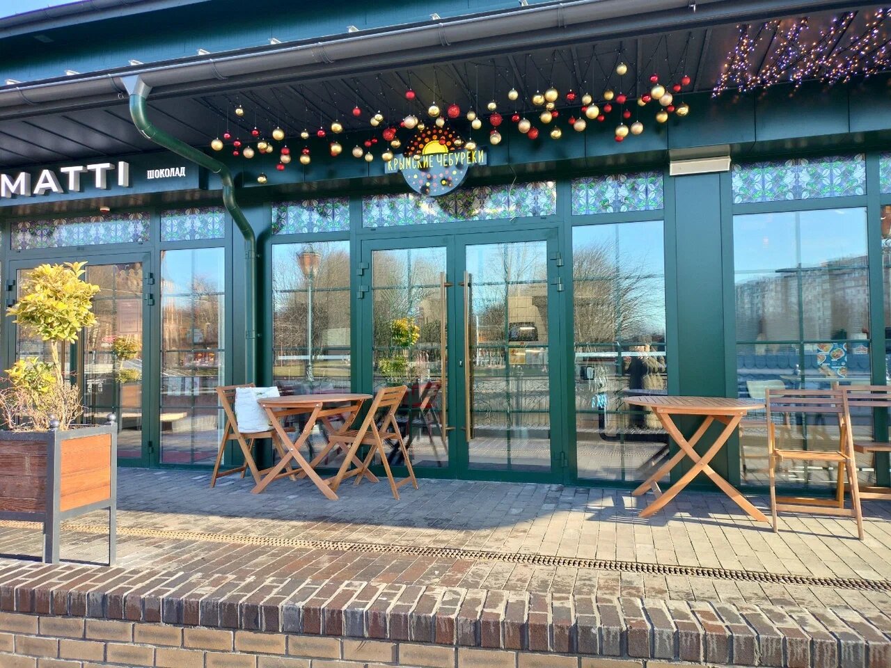 Чебуреки делают прямо на месте, никаких полуфабрикатов.