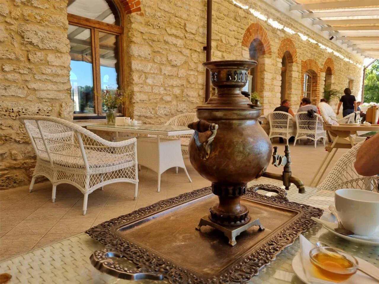 Сахна артындағы атақты кеуделер