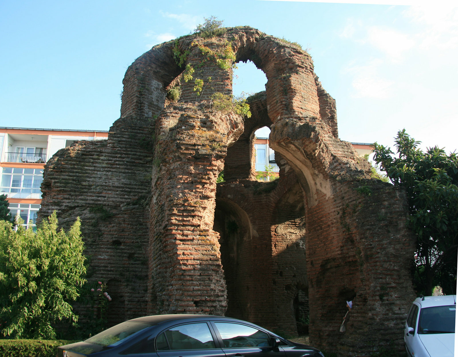 Один из узнаваемых объектов Яловы — Чёрная церковь.