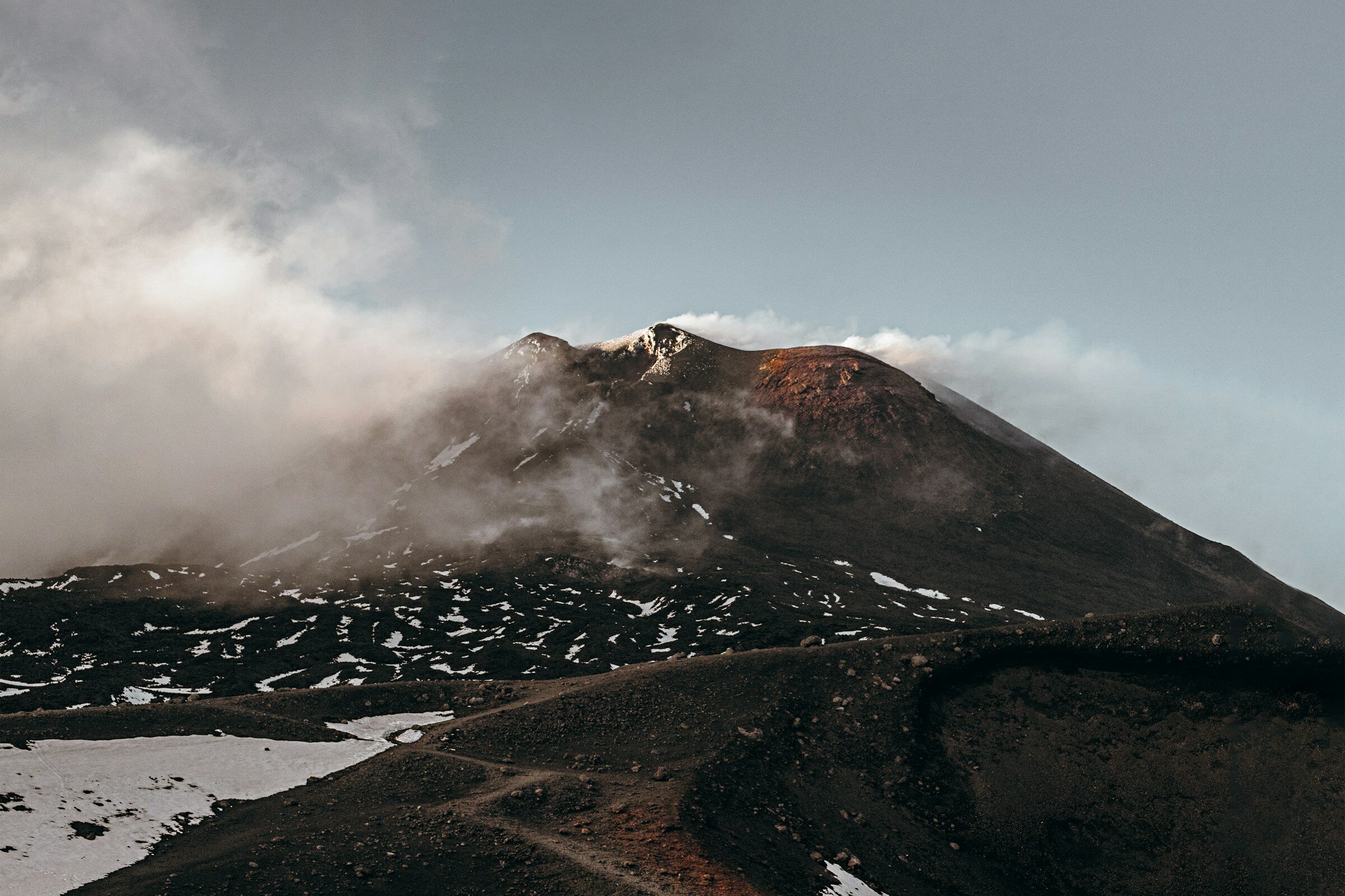 Вершина покрыта лавой, пеплом, вулканическими камнями и разными минералами.