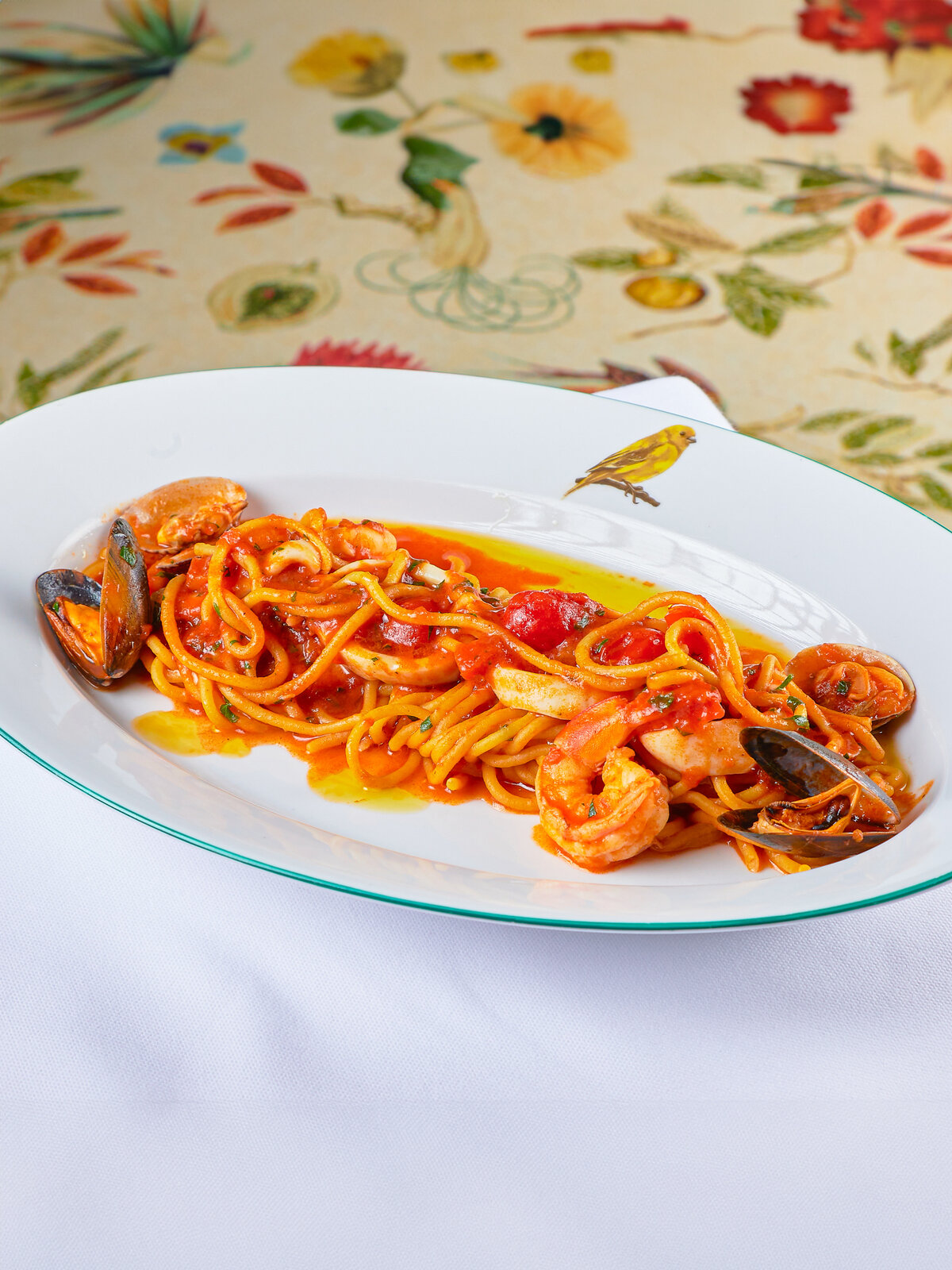 Спагетти с морепродуктами и томатами черри в&nbsp;MIO Bistrot