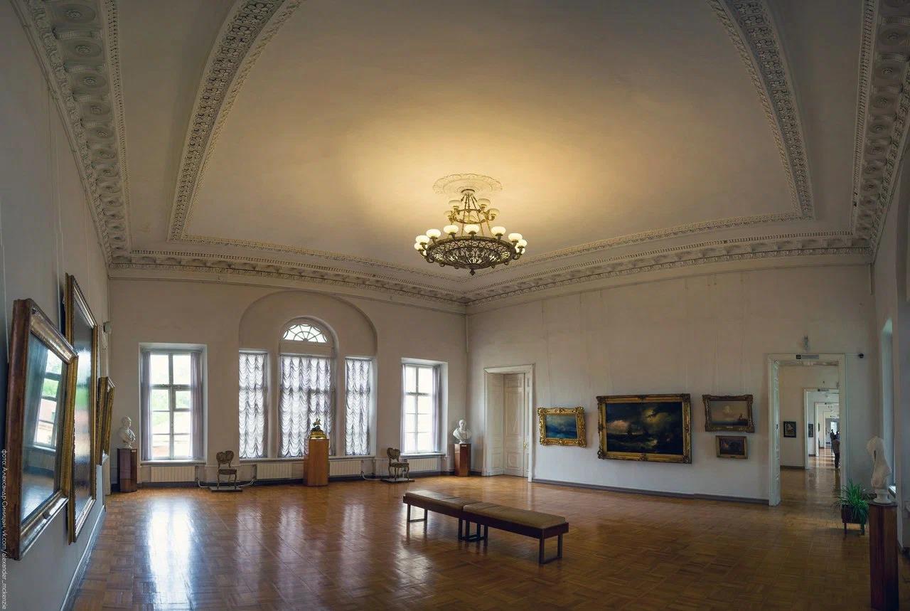 Сарьян,
Архипов, Серов, Кустодиев, Врубель, Коровин — в галерее можно увидеть картины
многих классиков русской живописи.