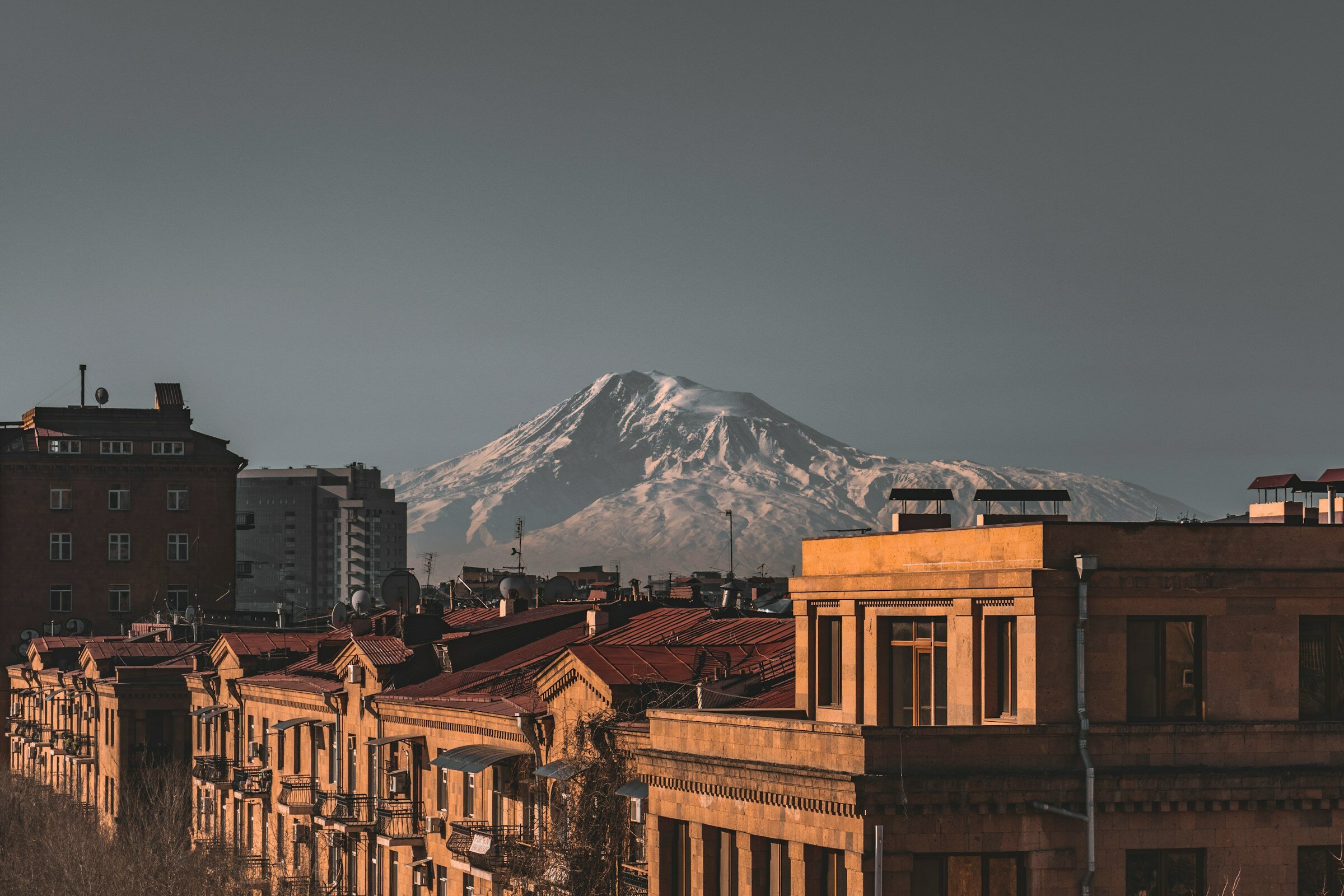Гора Арарат — один из символов Армении, и хотя она находится на территории современной Турции, её можно увидеть из многих точек в Ереване при ясной погоде.