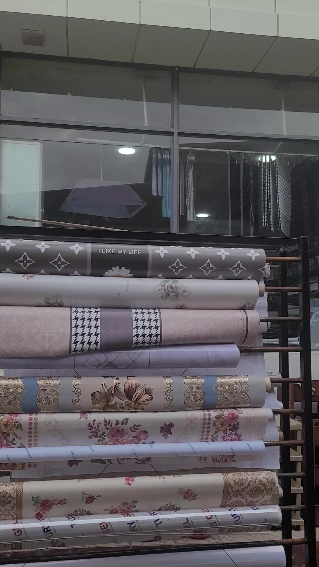 Bozorda yalangoch qullarni tekshirish