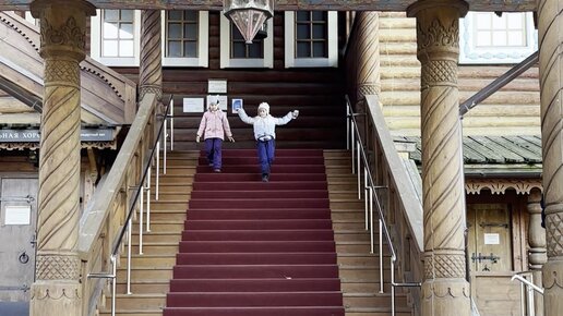 Қыз аяғымен сиқырды жұлып алады.