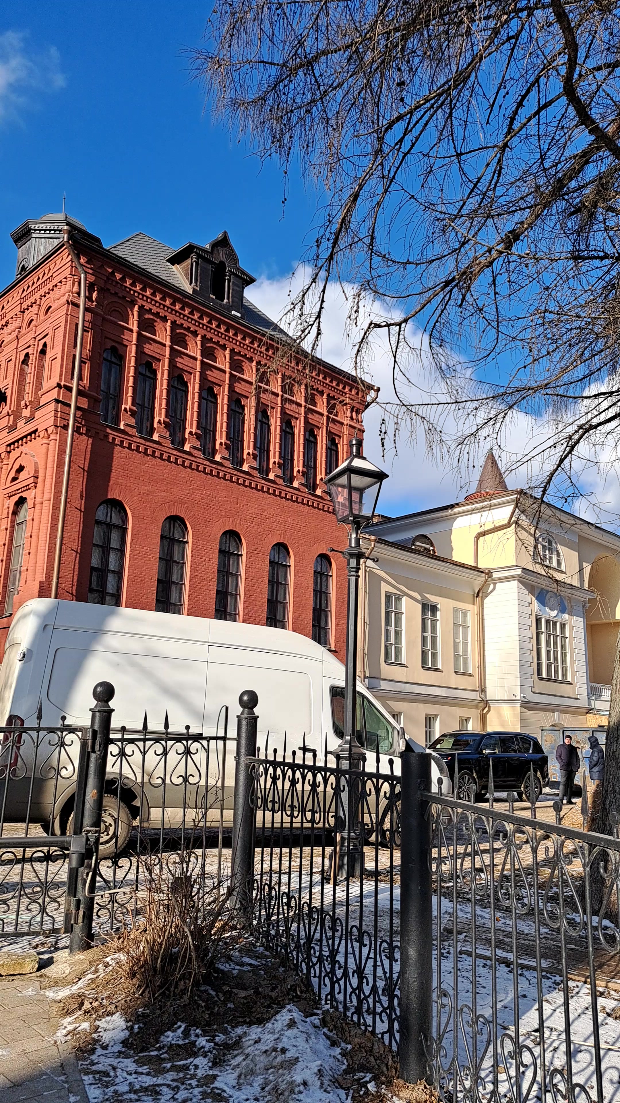 Porno birodar singlisini jinsiy aloqa qilishga kondirgan