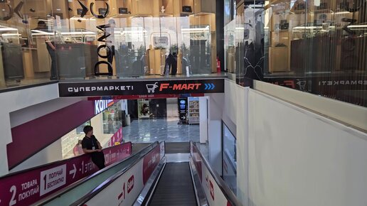 Қыздар жалаңаш жігіттің жыныс мүшесіне қарап, тиіседі