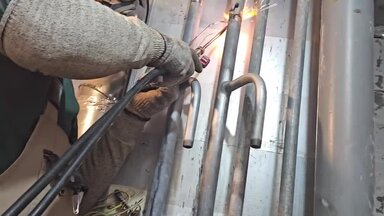 Процесс работы газосварка по замене стояков водоснабжения в квартире.