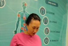 Toliq uzunlikdagi yalangoch ogil bolalar külotsiz katta yaralar bilan