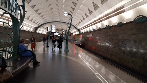 Славянский бульвар метро станциясындағы транссексуалдар