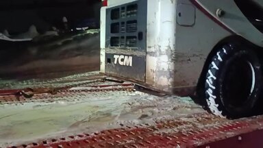 Загрузка погрузчика с блоком всех колес