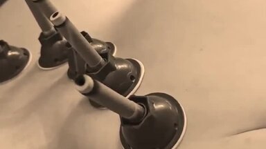 Мастер Даосской Йоги, Энерготерапевт и массажист Сергей Карпов проводит для пациентки сеанс #моксотерапии щитовидной железы. Часть четвертая - акупунктурное прогревание с помощью вертикальных моксов. 🔥
