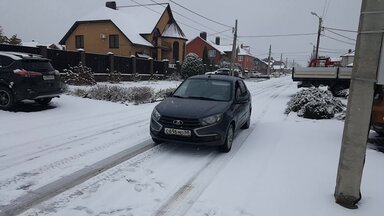 Процесс выгрузки автомобиля с эвакуатора