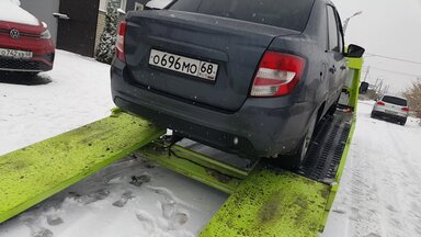 Процесс выгрузки автомобиля с эвакуатора 2