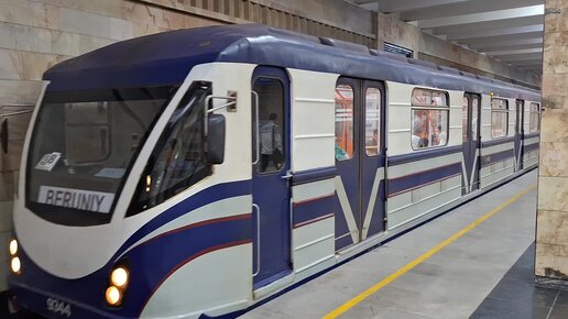 Erkaklar Internetda jamoat joylarida jiringlashmoqda